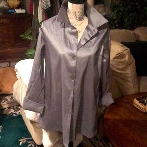 Elegant satin shirt with cuffs
